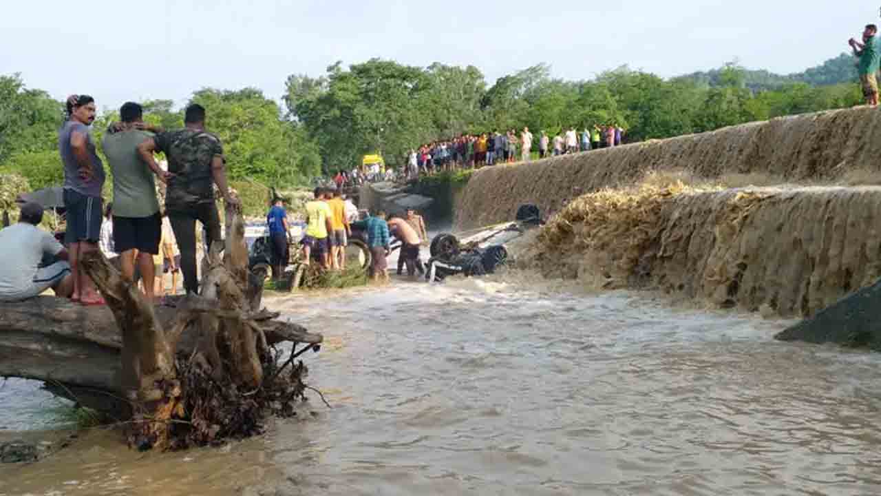 నదిలో కొట్టుకుపోయిన కారు.. 9 మంది మృతి
