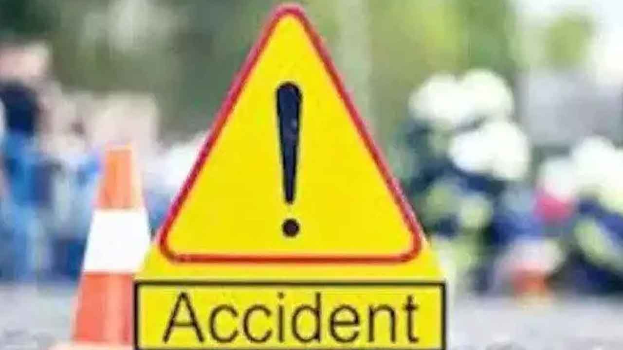 మానకొండూరులో కారు, లారీ ఢీ.. దంపతులు మృతి