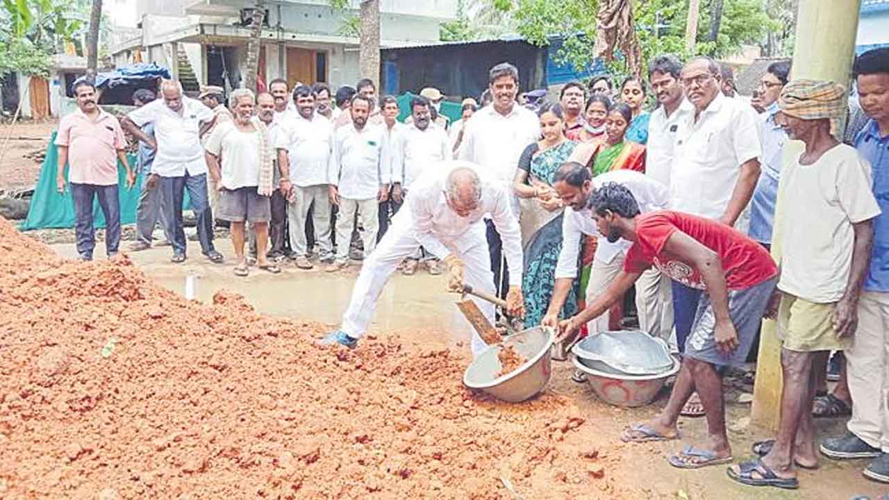 ఒక్క రోజులోనే రోడ్డు పడింది.. కారణమేంటంటే..?