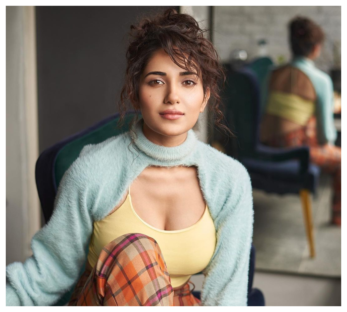 Ruhani Sharma | లేలేత అందాలతో క‌వ్విస్తున్న రుహాని శర్మ..