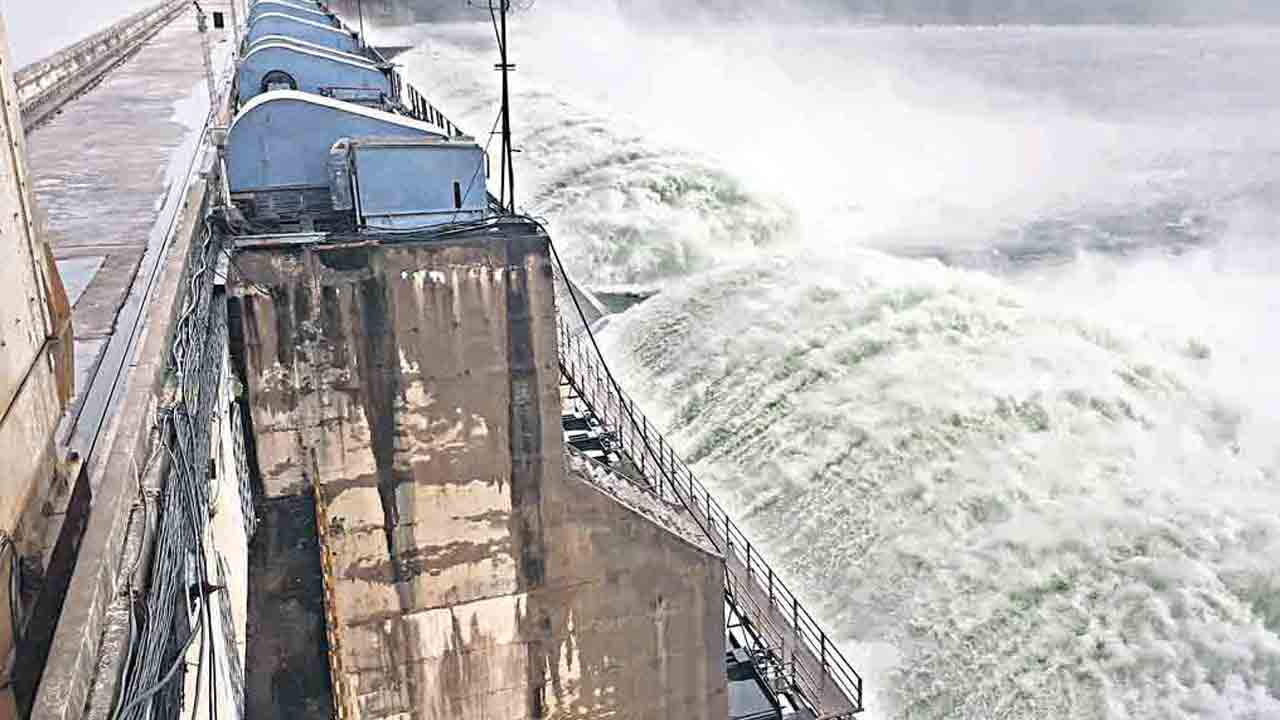 శ్రీరాంసాగర్‌, ఎల్లంపల్లి ప్రాజెక్టులకు కొనసాగుతున్న వరద