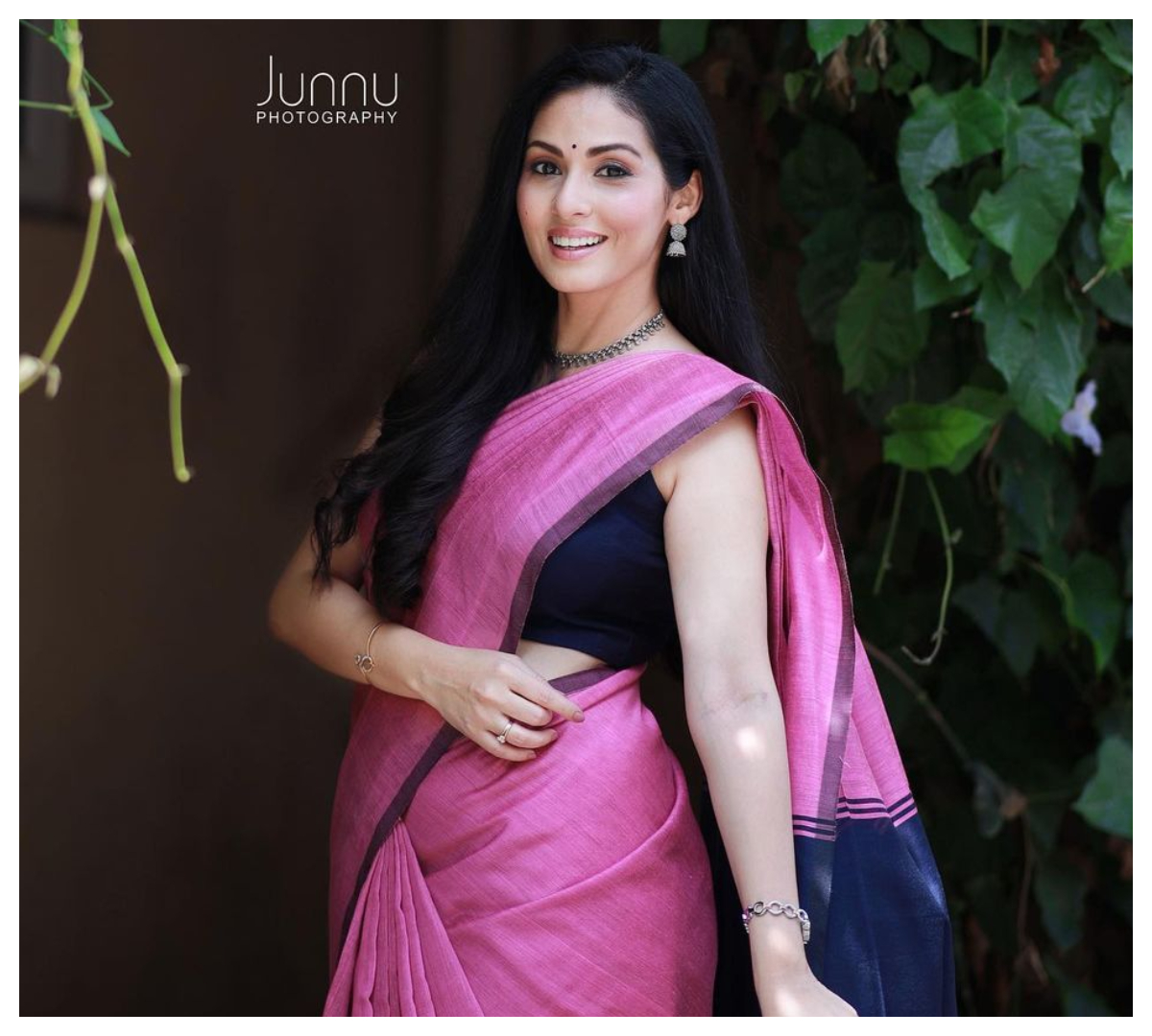 Sadha | గులాబీ రంగు చీర‌లో హోయ‌లు పోయిన‌ సదా..