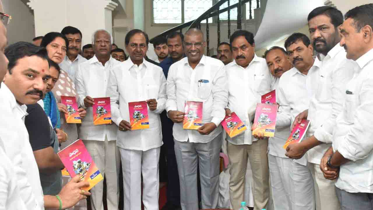 ‘సాధన’ పుస్త‌కాన్ని ఆవిష్క‌రించిన ముఖ్య‌మంత్రి కేసీఆర్