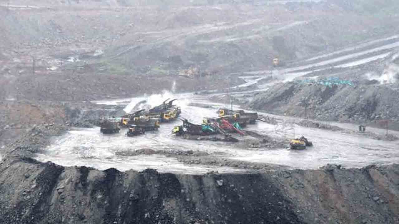 సత్తుపల్లిలో భారీ వర్షం.. నిలిచిన బొగ్గు ఉత్పత్తి