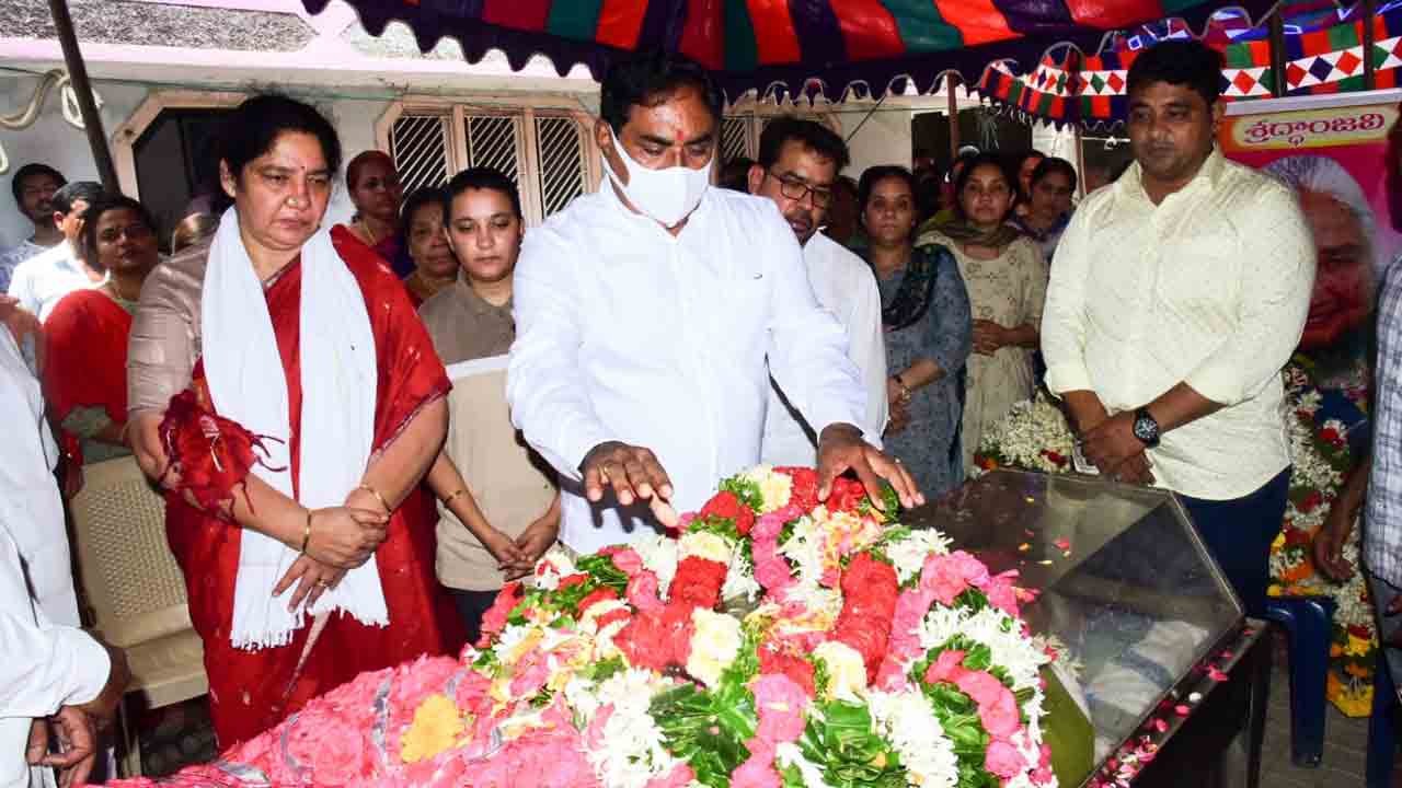 మంత్రి సత్యవతిని పరామర్శించిన ఎర్రబెల్లి దయాకర్‌ రావు