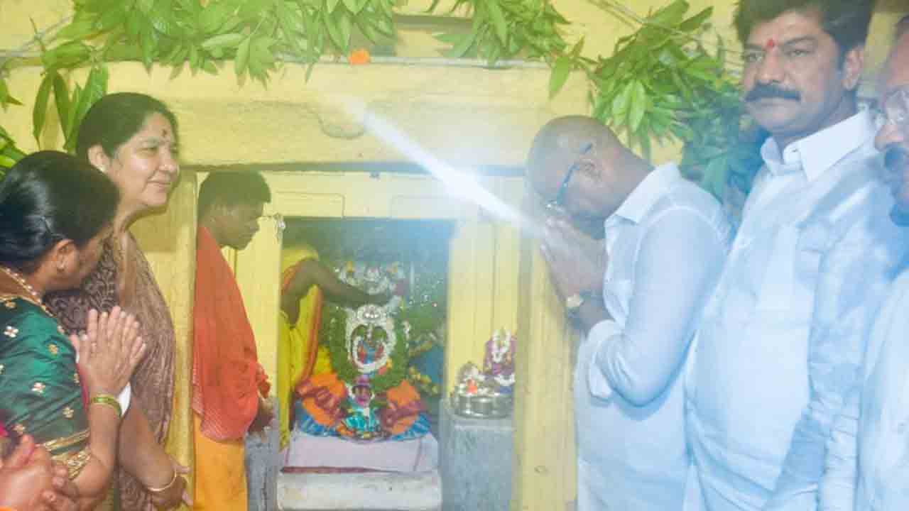 శ్రీలక్ష్మీ నరసింహస్వామి ఆలయంలో మంత్రి సత్యవతి పూజలు