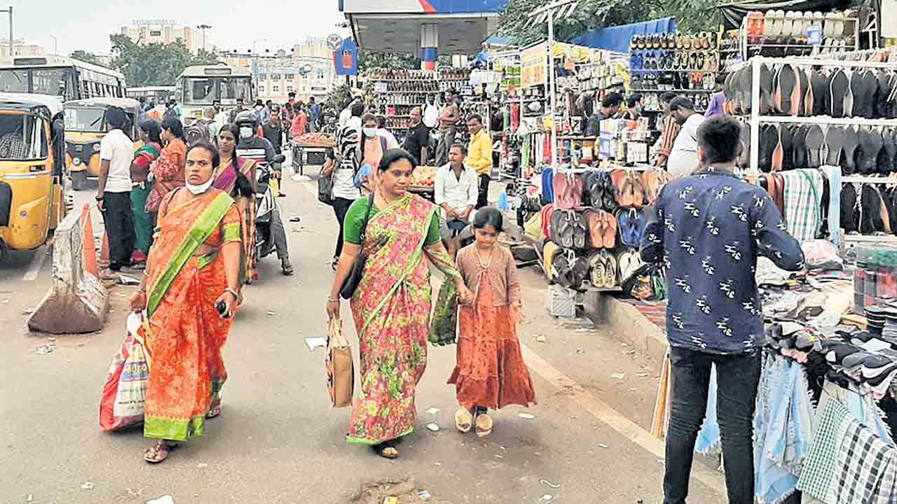 ఫుట్‌పాత్‌ల ఆక్రమణలతో ఇక్కట్లు