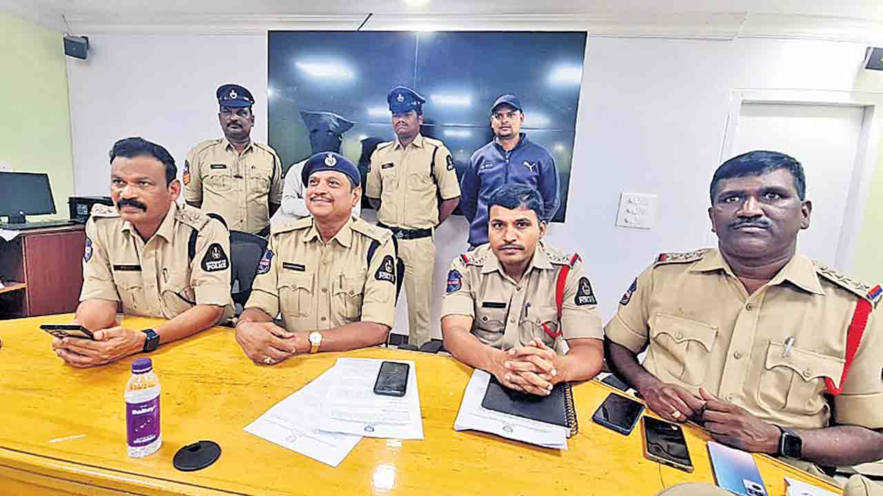 గంజాయి విక్రయిస్తున్న ఇద్దరు వ్యక్తుల అరెస్ట్‌