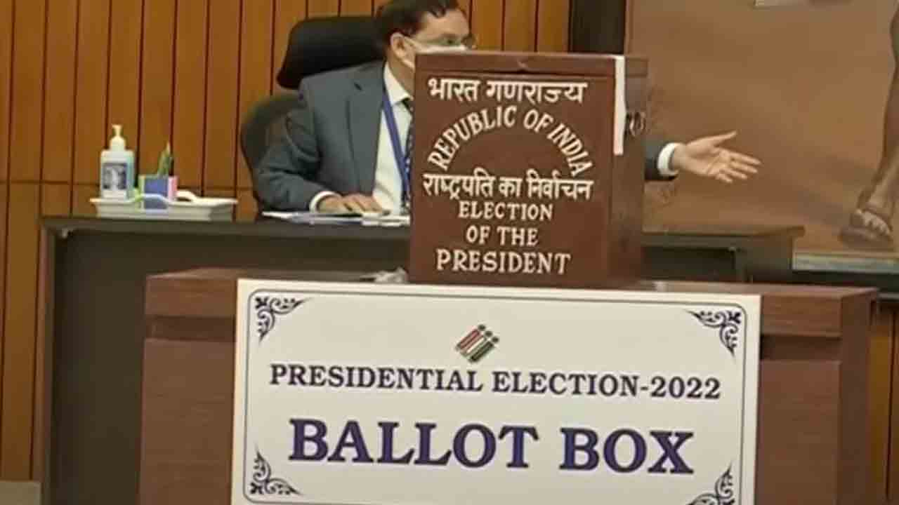 NDA అభ్యర్థికి ఓటేసిన కాంగ్రెస్‌ ఎమ్మెల్యే సీతక్క