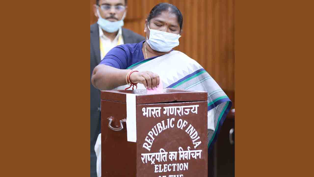 బీజేపీ అభ్యర్థికి సీతక్క ఓటు?