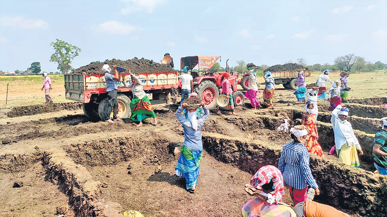 మన ఉపాధిపై కేంద్రం కత్తి