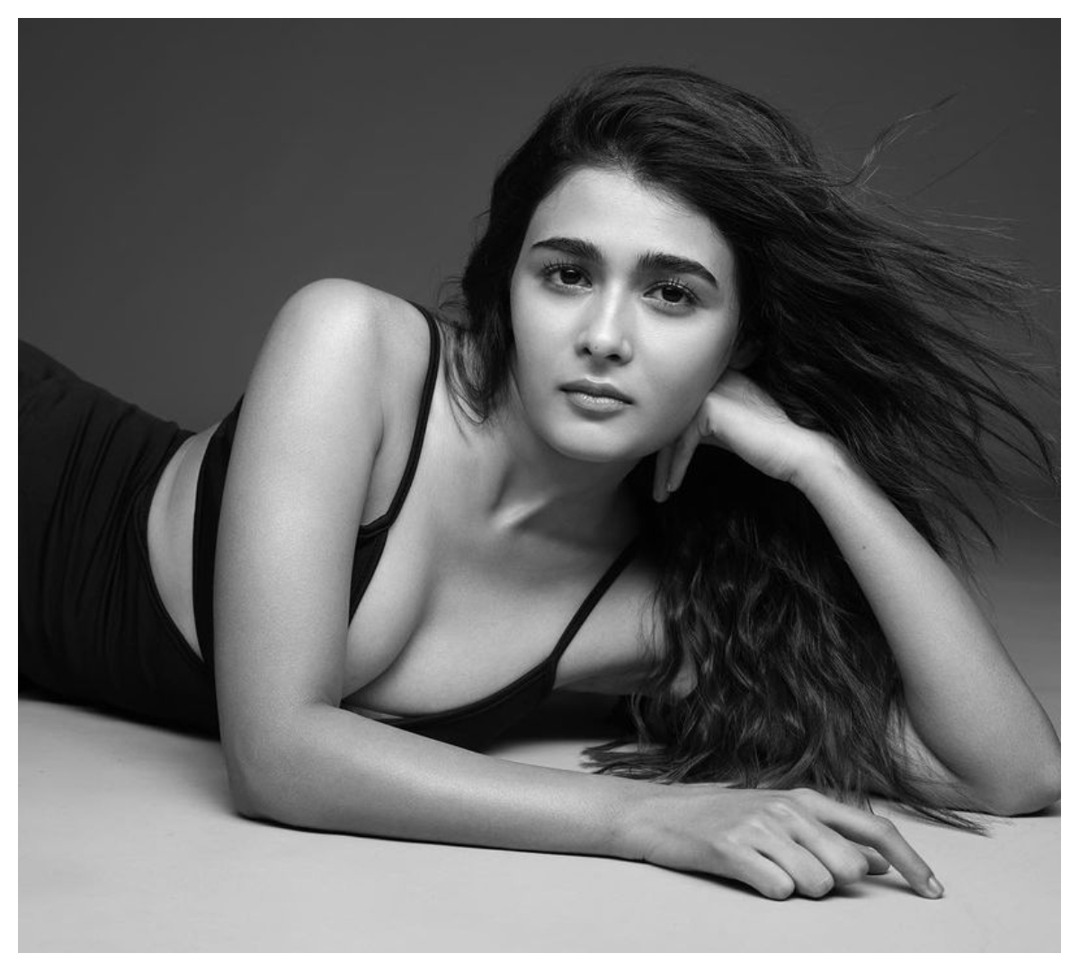 Shalini Pandey | కొంటె చూపులతో మైండ్ బ్లాక్ చేస్తున్న షాలిని పాండే..