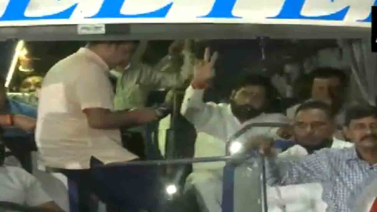 రెబల్‌ ఎమ్మెల్యేలతో కలిసి… గోవా నుంచి ముంబై చేరుకున్న సీఎం షిండే