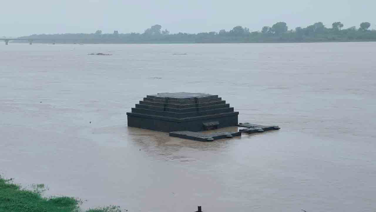 పోటెత్తుతున్న వరద.. నీట మునిగిన కందకుర్తి శివాలయం