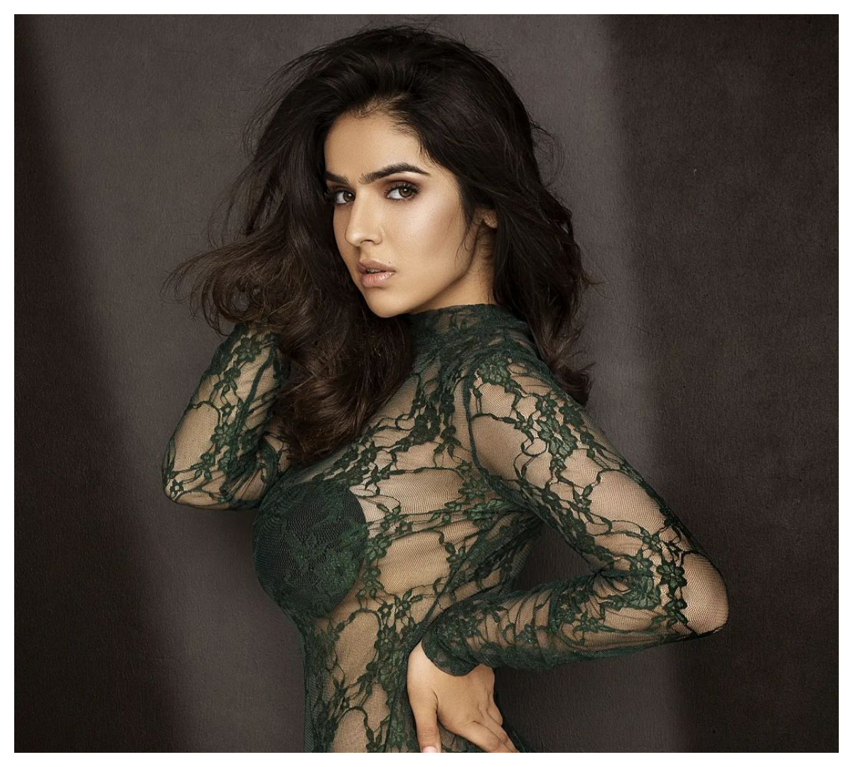 Sidhika Sharma | ఉల్లిపొర లాంటి డ్రెస్‌లో మ‌తులు పోగొడుతున్న‌ సిద్ధికా శర్మ..