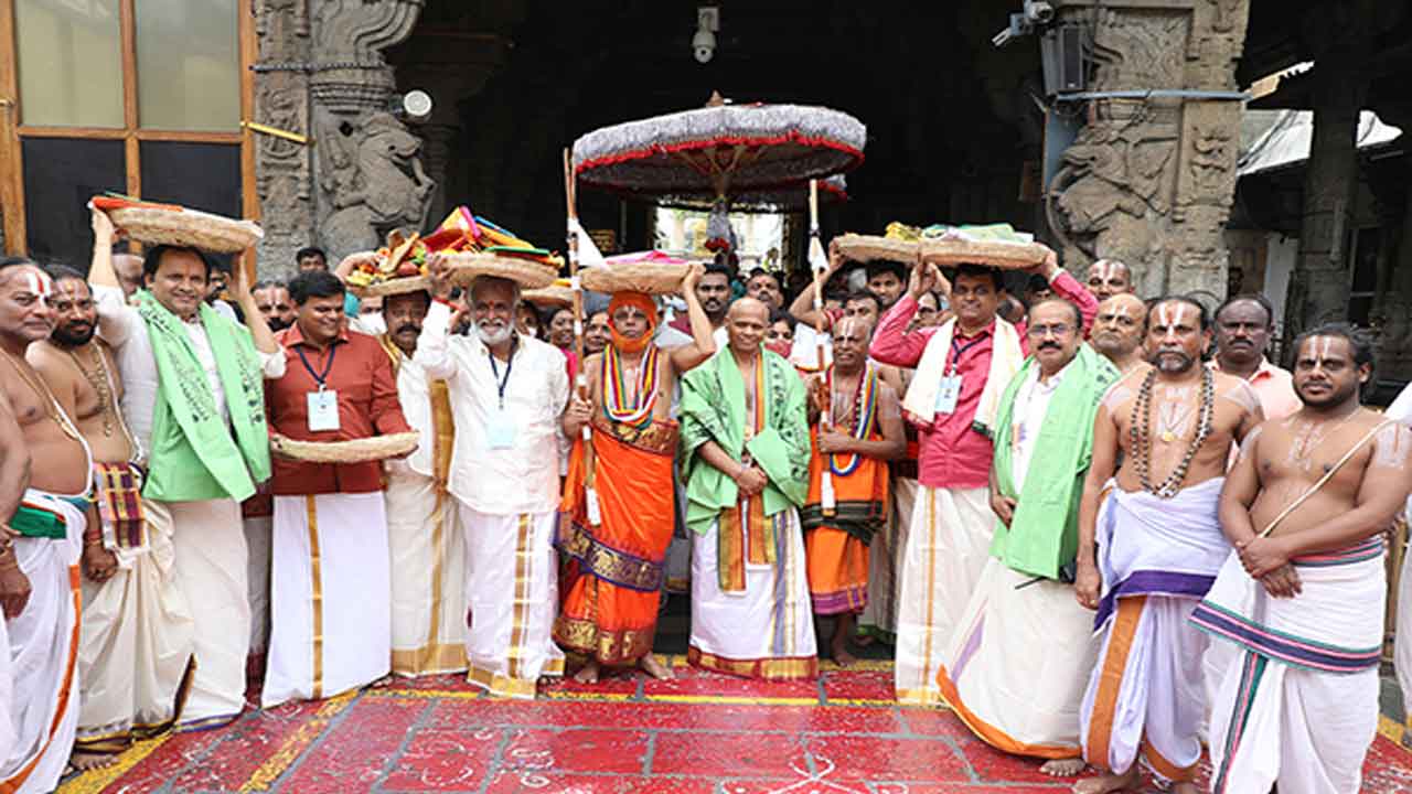 శ్రీరంగం నుంచి తిరుమల శ్రీవారికి పట్టువస్త్రాలు