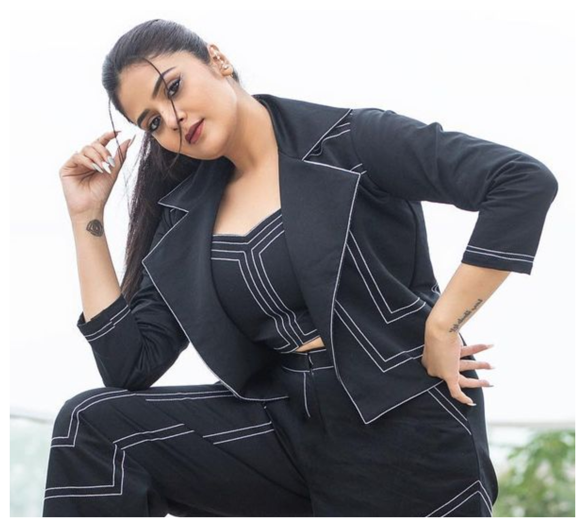 Sreemukhi | బ్లాక్ డ్రెస్‌లో రఫ్పాడిస్తానంటున్న శ్రీ‌ముఖి..