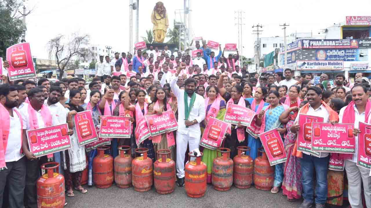 వంట గ్యాస్ ధ‌ర‌లు త‌గ్గించ‌క‌పోతే మ‌రో పోరాటం త‌ప్ప‌దు : మంత్రి శ్రీనివాస్ గౌడ్