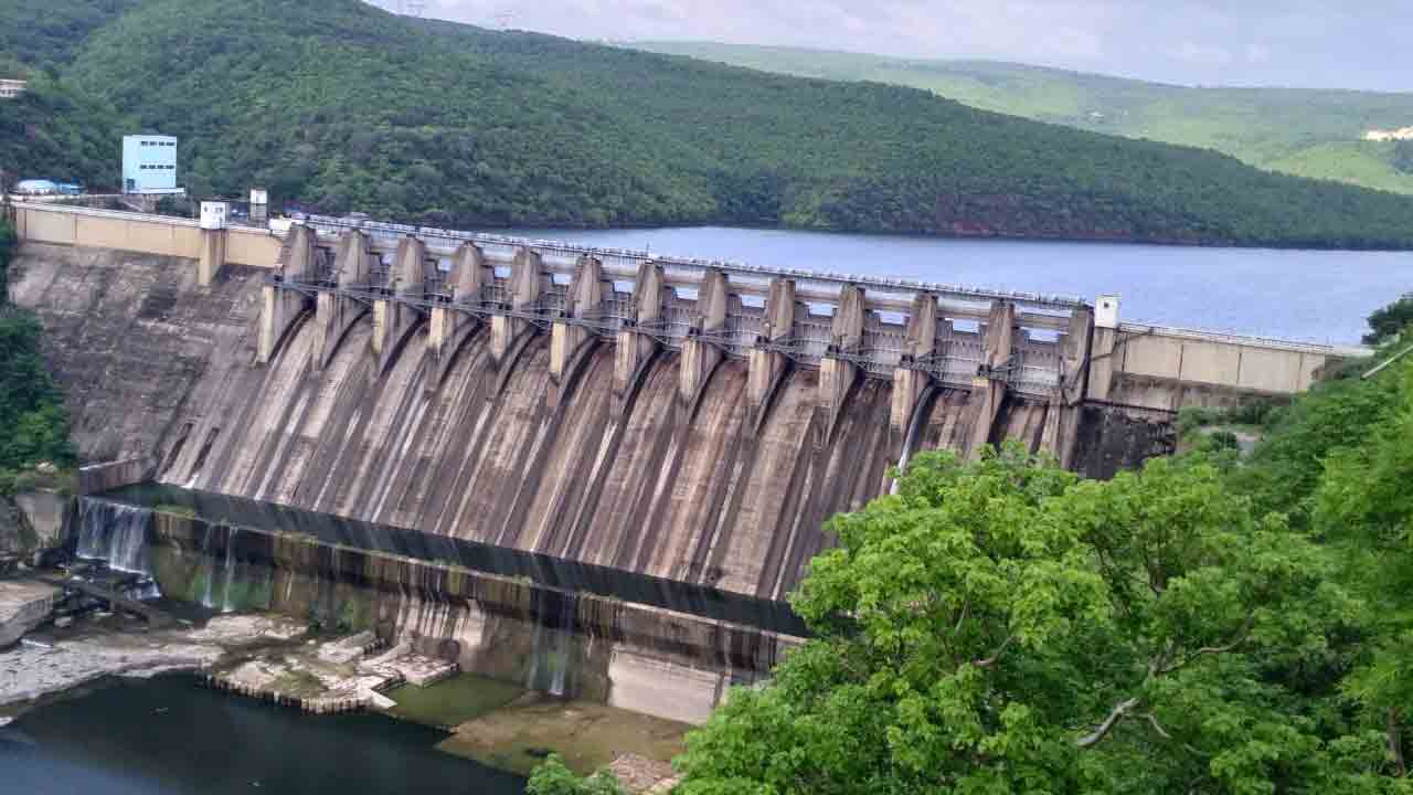 తగ్గిన వరద.. శ్రీశైలం గేట్లు మూసివేత