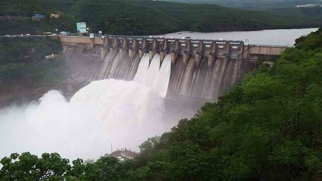 శ్రీశైలం ప్రాజెక్టుకు 1.23 లక్షల క్యూసెక్కుల వరద.. మూడు గేట్లు ఎత్తివేత