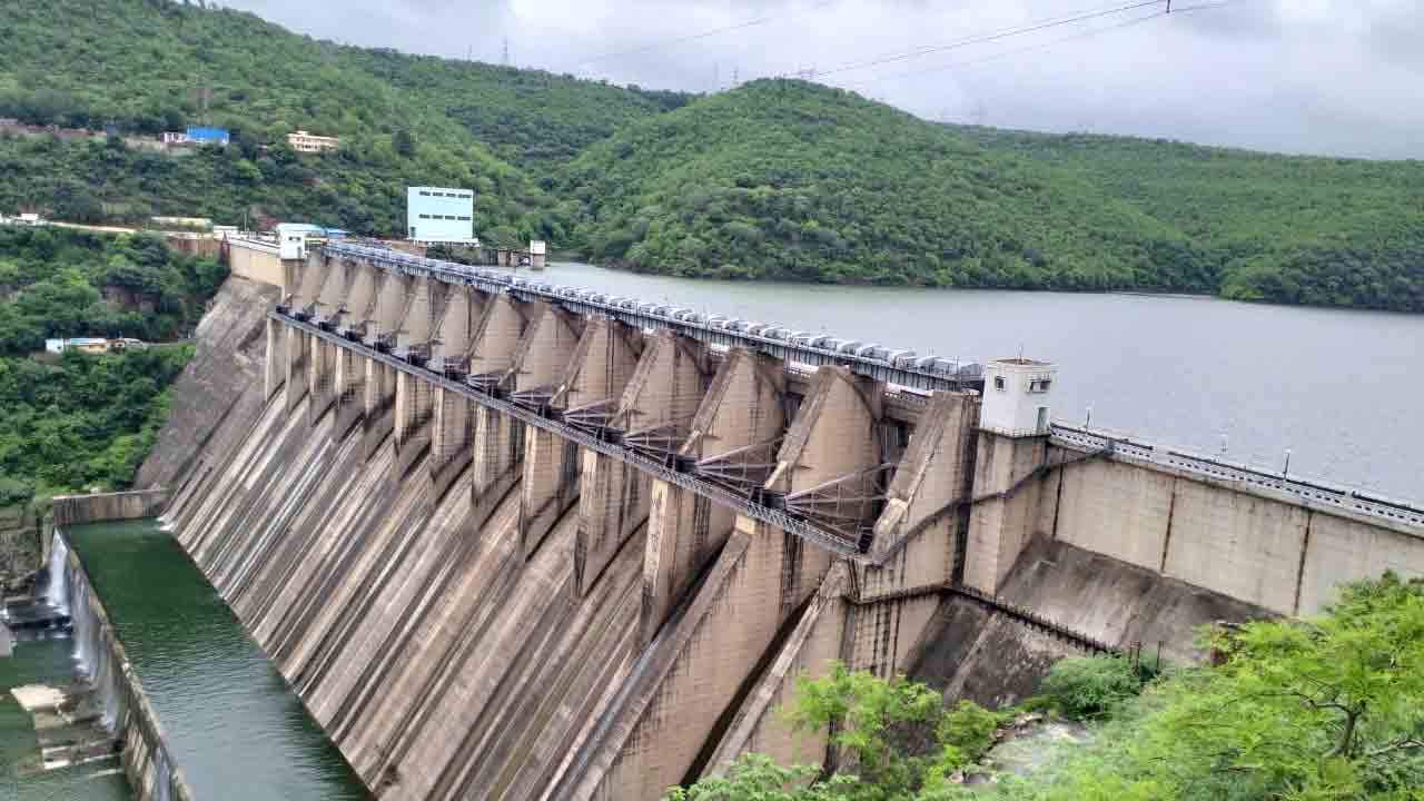 శ్రీశైలానికి నిలకడగా వరదనీరు