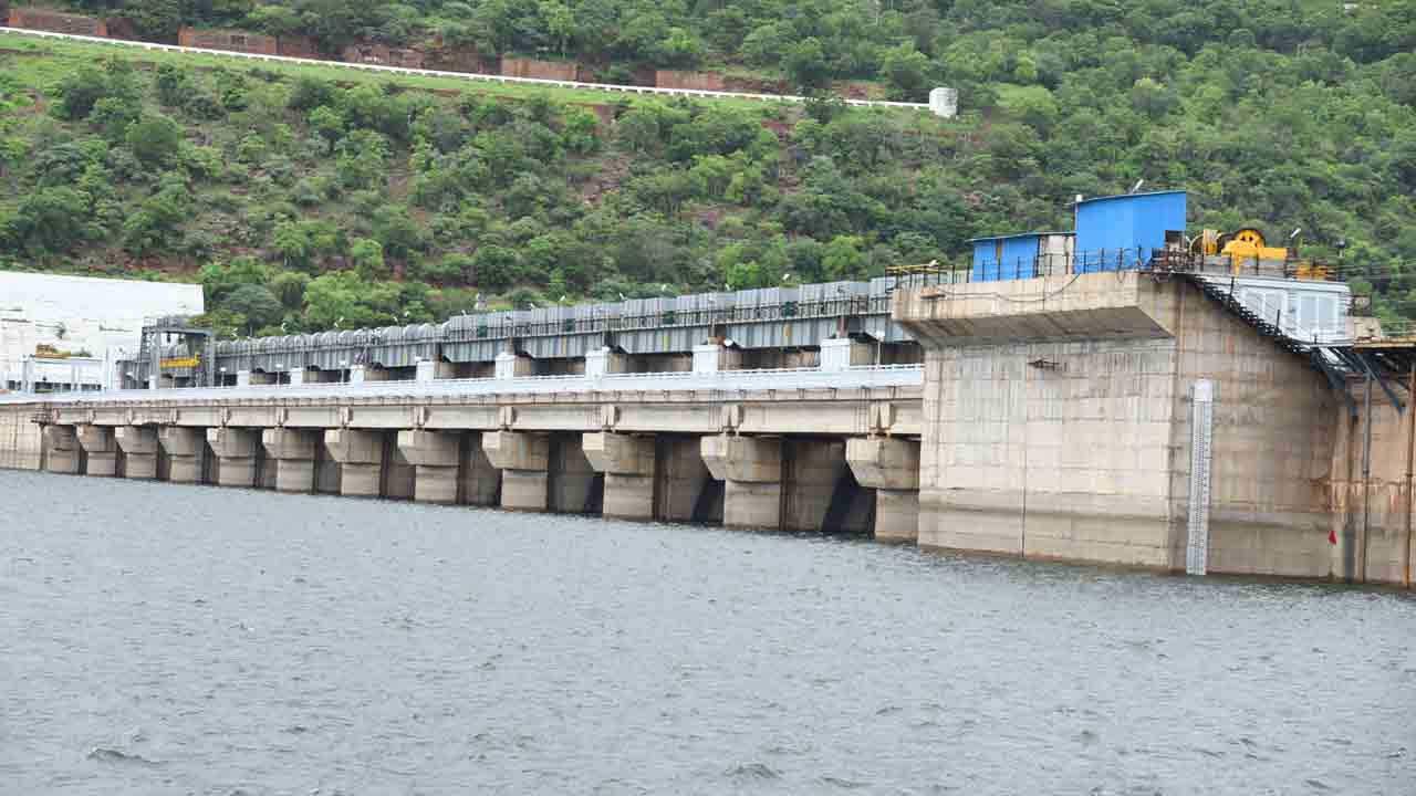 శ్రీశైలం డ్యాం @ 874 అడుగులు