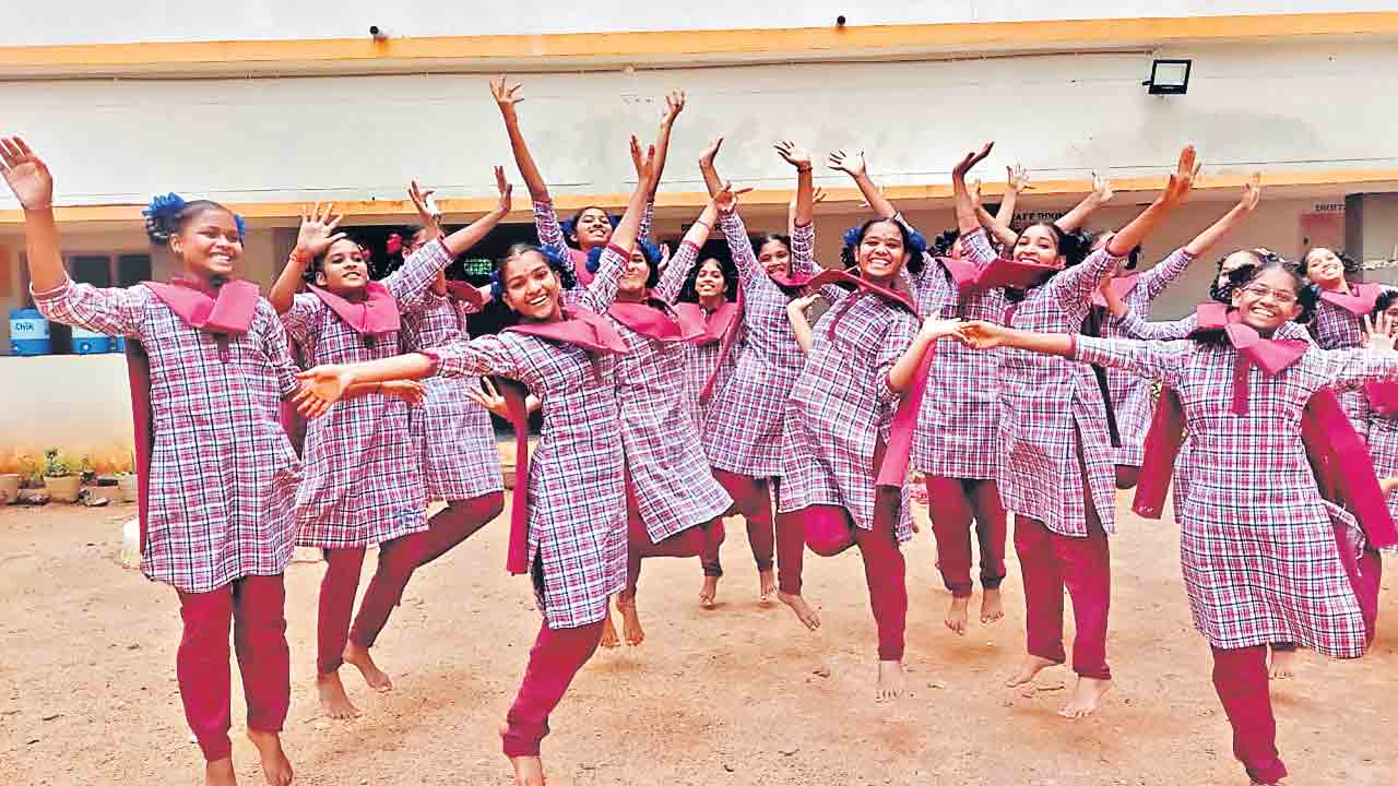 కొత్త యూనిఫాంలు వచ్చేశాయ్‌..