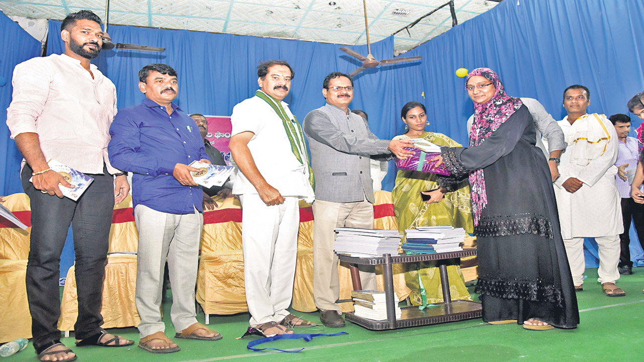 పట్టుదలతో చదివితే విజయం మీ సొంతం