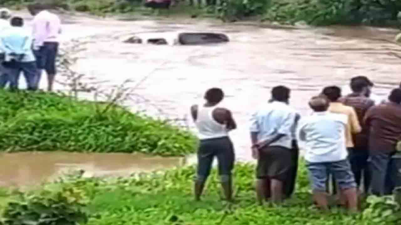 వరద నీటిలో కొట్టుకుపోయిన కారు… మహిళతో సహా ముగ్గురు మృతి