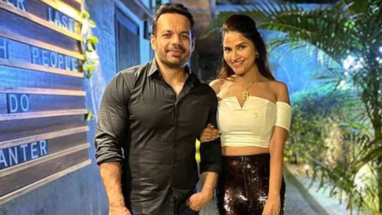 Y-Tuber Birthday | యూ-ట్యూబ‌ర్ బ‌ర్త్‌డే వేడుక‌లు.. నొయిడా మెట్రోస్టేష‌న్ వ‌ద్ద తొక్కిస‌లాట‌