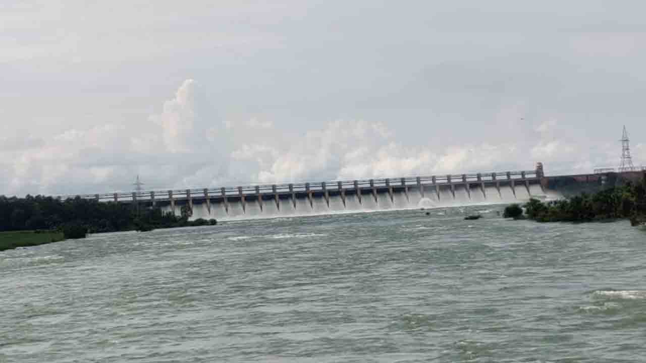 తుంగభద్రకు పోటెత్తిన వరద.. 30 గేట్లు ఎత్తివేత