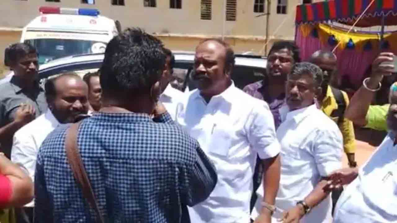 ఆలస్యంగా వచ్చారెందుకు అని అడిగితే.. రిపోర్టర్‌ను కొట్టినంత పనిచేసిన మంత్రి