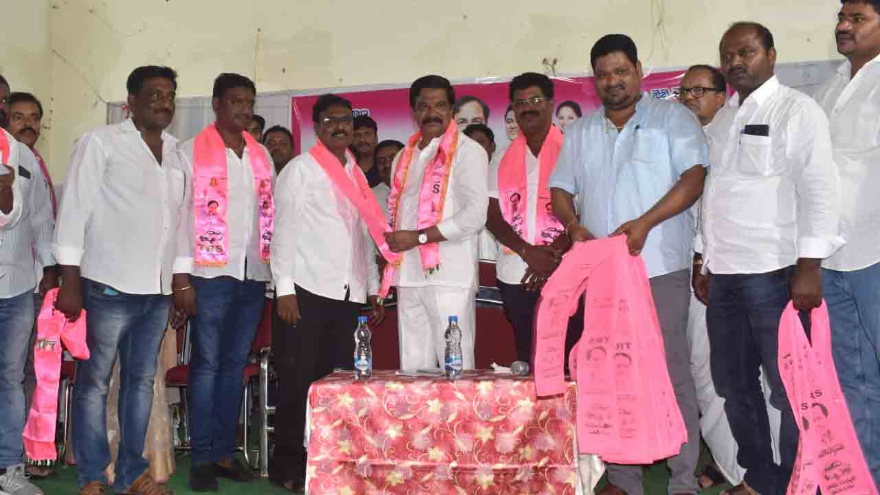 టీఆర్‌ఎస్‌లో చేరిన కాంగ్రెస్ కీలక నేత.. ఆలస్యమైనా సరైన నిర్ణయమన్న మంత్రి ప్రశాంత్ రెడ్డి