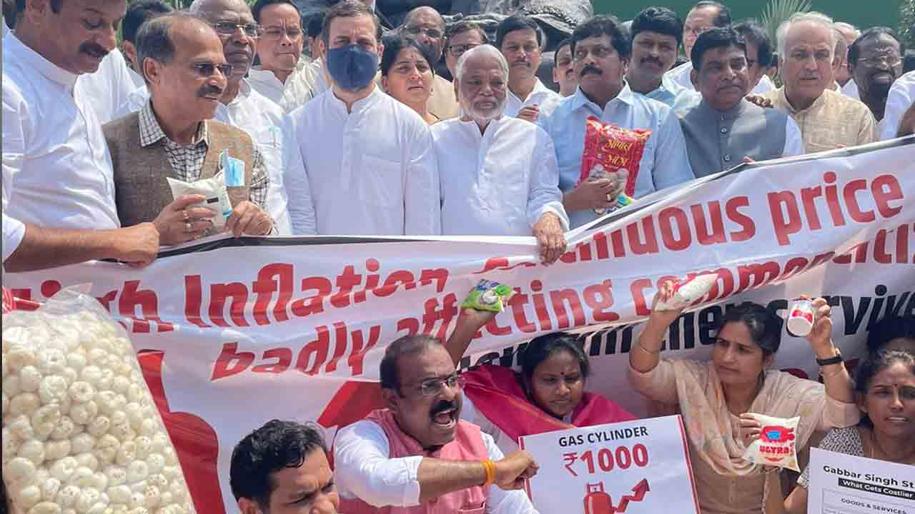 పాలు, పాల ఉత్ప‌త్తుల‌పై జీఎస్టీని వ్య‌తిరేకిస్తూ టీఆర్ఎస్ ఎంపీల ఆందోళ‌న‌