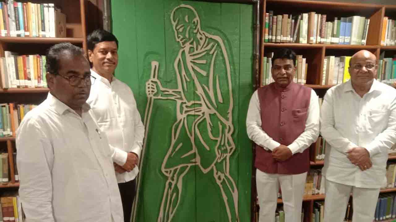 పార్ల‌మెంట్ లైబ్ర‌రీని సంద‌ర్శించిన టీఆర్ఎస్ ఎంపీలు