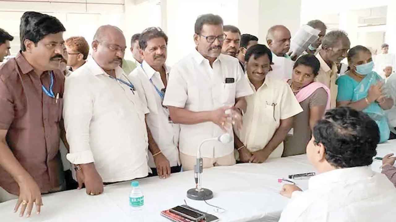 కేటాయించిన ఇండ్ల స్థలాన్ని ఇప్పించండి: కలెక్టర్‌కు టీటీడీ జేఏసీ వినతి