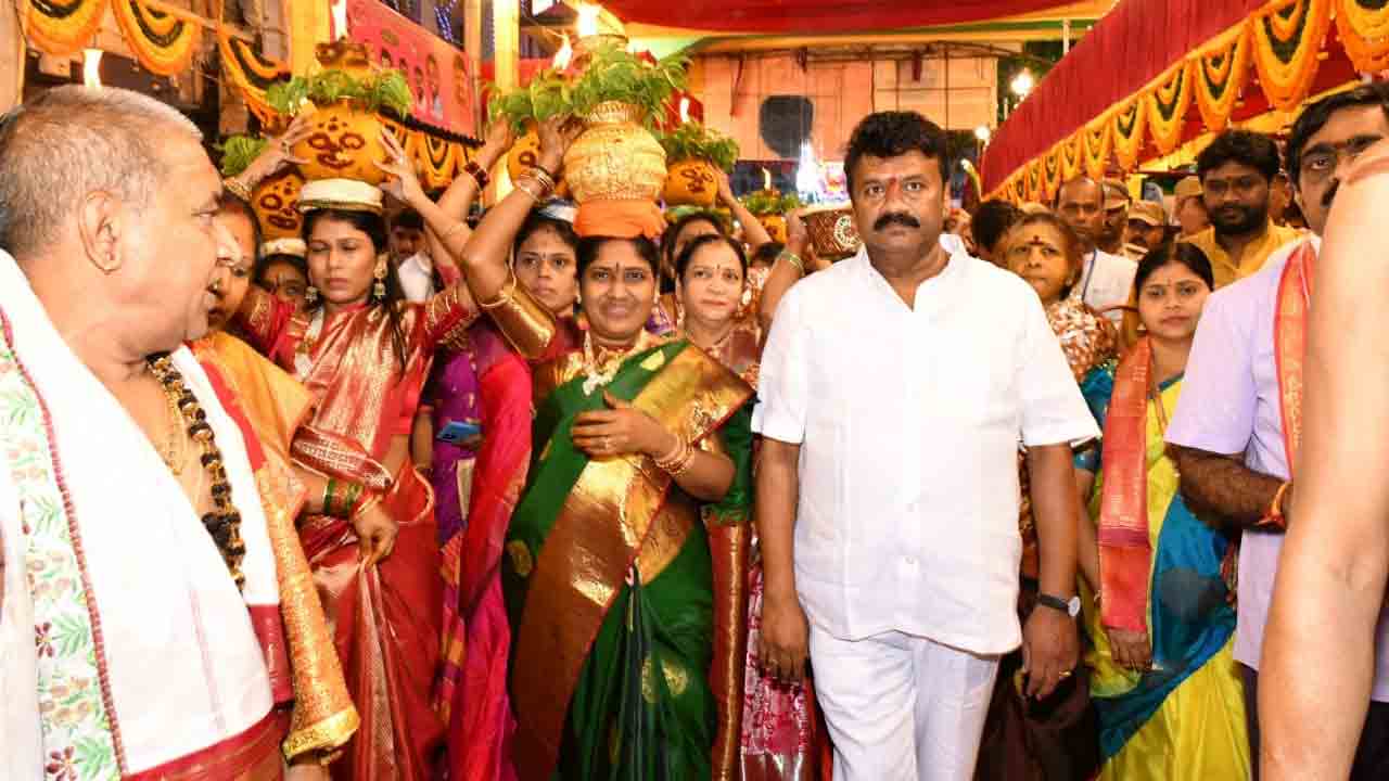 ఘనంగా ఉజ్జయిని మహంకాళి బోనాలు.. తొలి బోనం సమర్పించిన మంత్రి తలసాని కుటుంబం