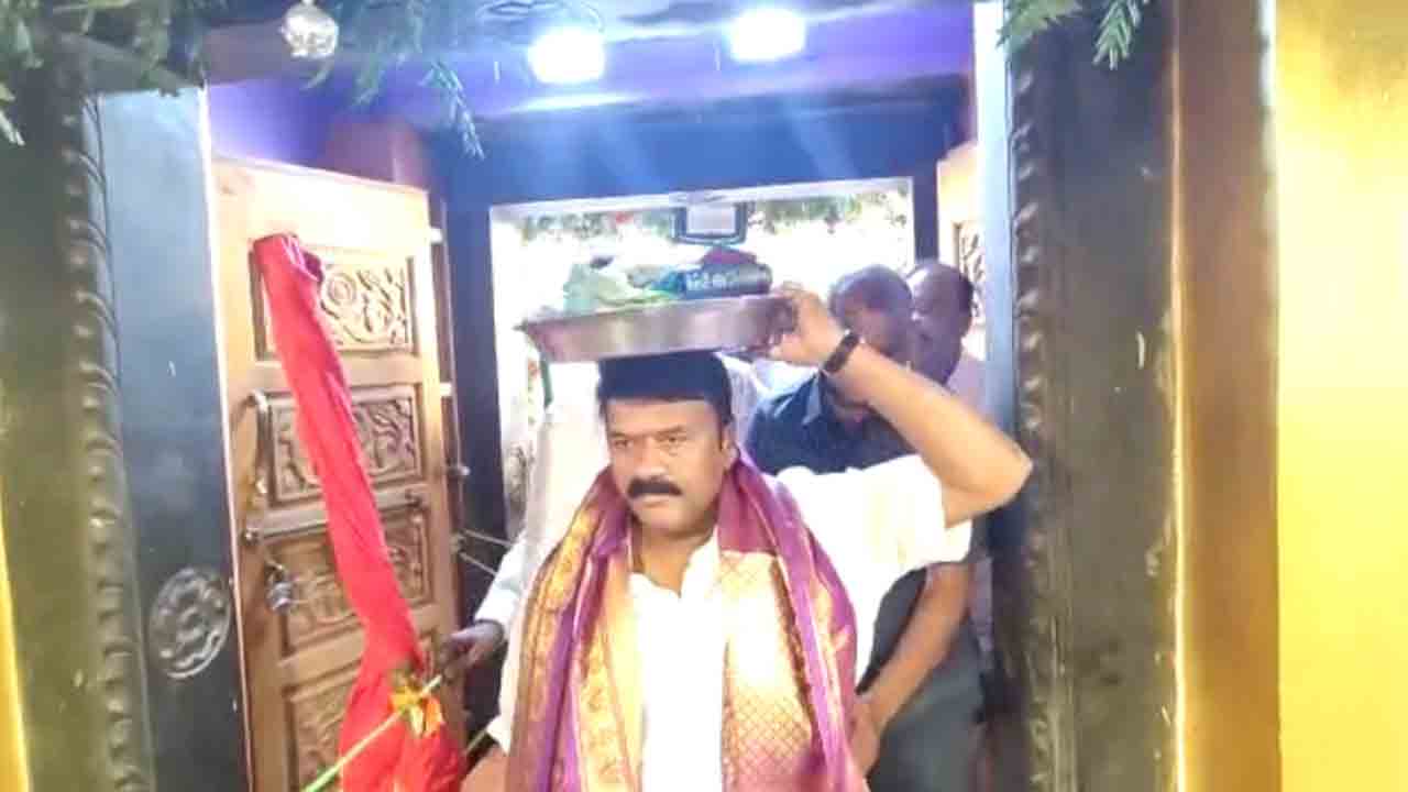 దర్బార్‌ మైసమ్మకు పట్టువస్త్రాలు సమర్పించిన మంత్రి తలసాని