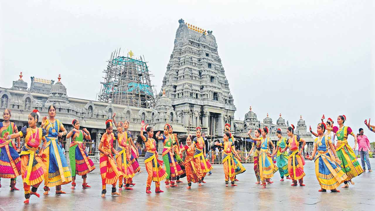 యాదగిరిగుట్టలో తొలి ఏకాదశి సందడి