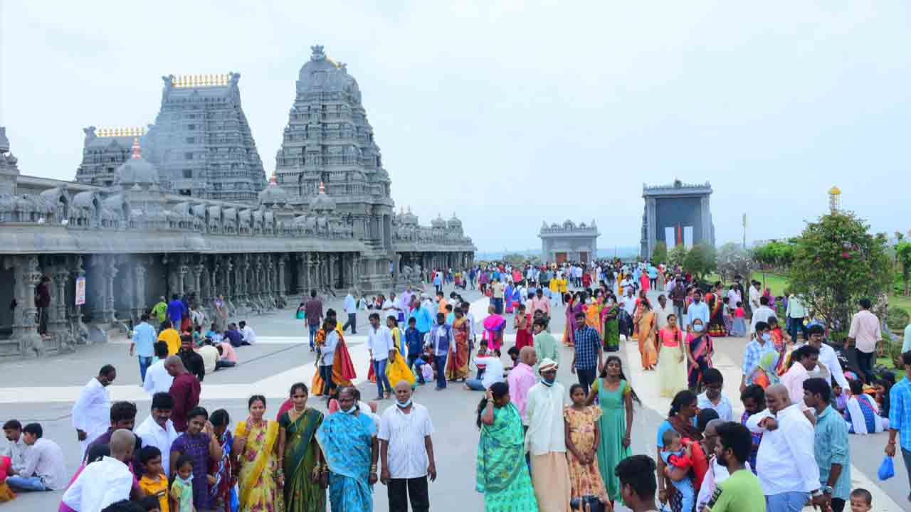 గుట్టలో భక్తుల రద్దీ