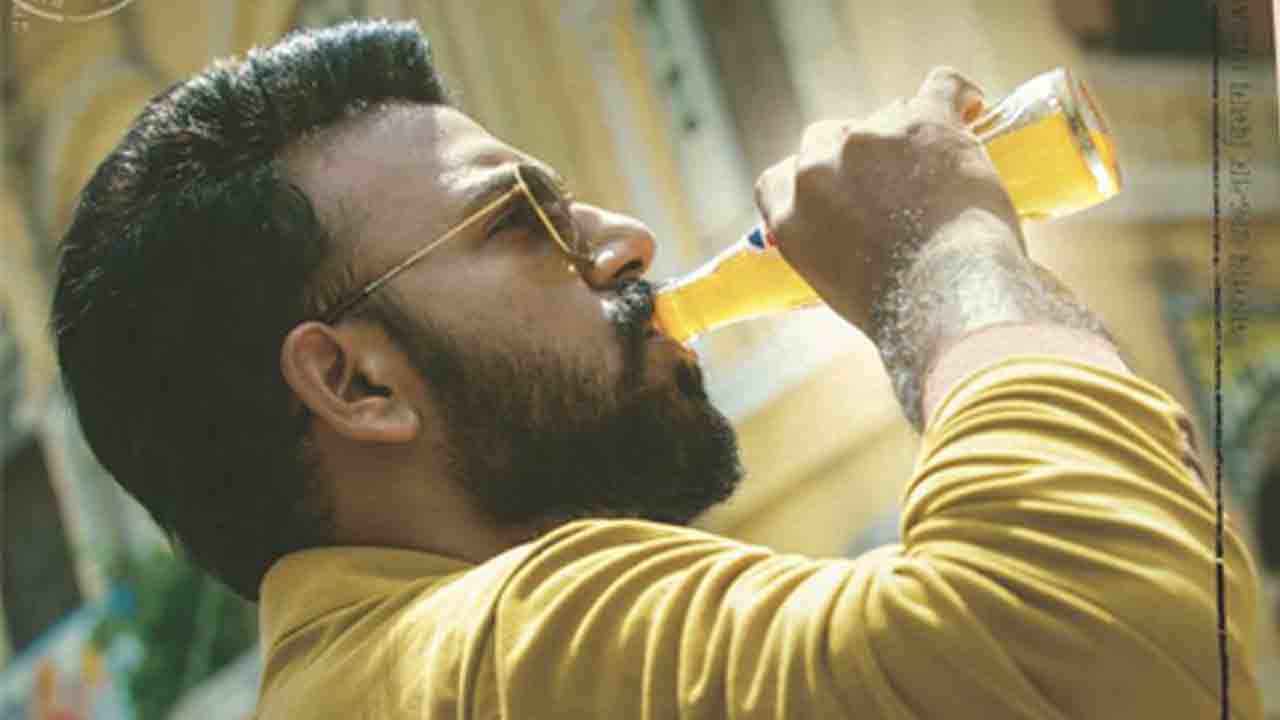 Tharun Bhaskar Look | స్టైలిష్‌గా కూల్‌ డ్రింక్ తాగుతూ..త‌రుణ్ భాస్క‌ర్ ‘సీతారామం’ లుక్