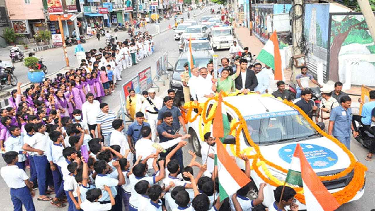 తిరుపతిలో చెస్‌ ఒలింపియాడ్‌ టార్చ్‌ ర్యాలీ.. స్వాగతించిన విద్యార్థులు