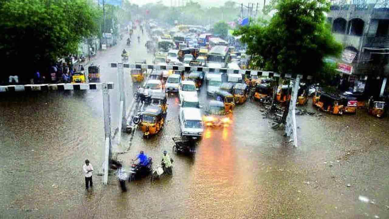 గంట ప్రయాణం వాయిదా వేసుకోండి.. నగర ప్రజలకు ట్రాఫిక్‌ పోలీసుల విజ్ఞప్తి