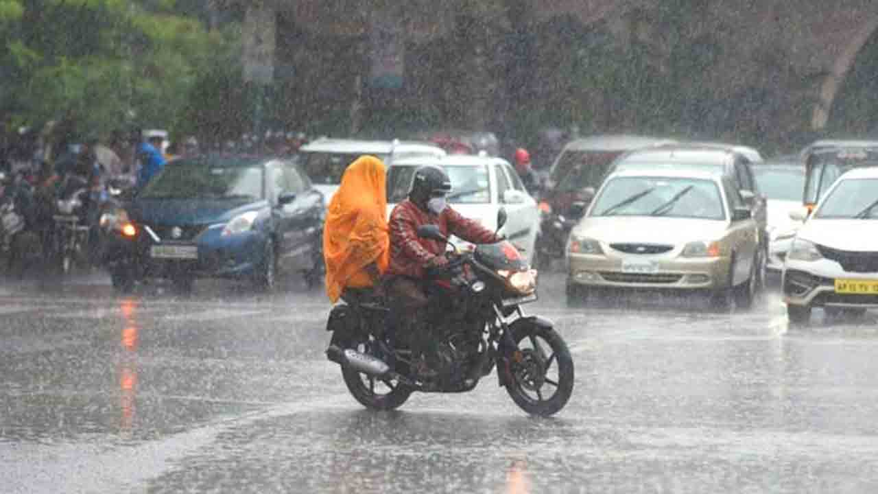 హైదరాబాద్‌లో భారీ వర్షం.. వాహనదారులకు ట్రాఫిక్‌ పోలీసుల సూచన