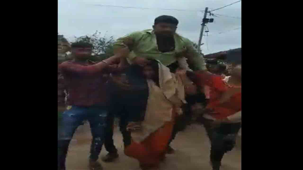 ప్రియుడి ఇంట్లో మహిళ… దారుణంగా కొట్టి, భర్తను మోయిస్తూ ఊరేగింపు