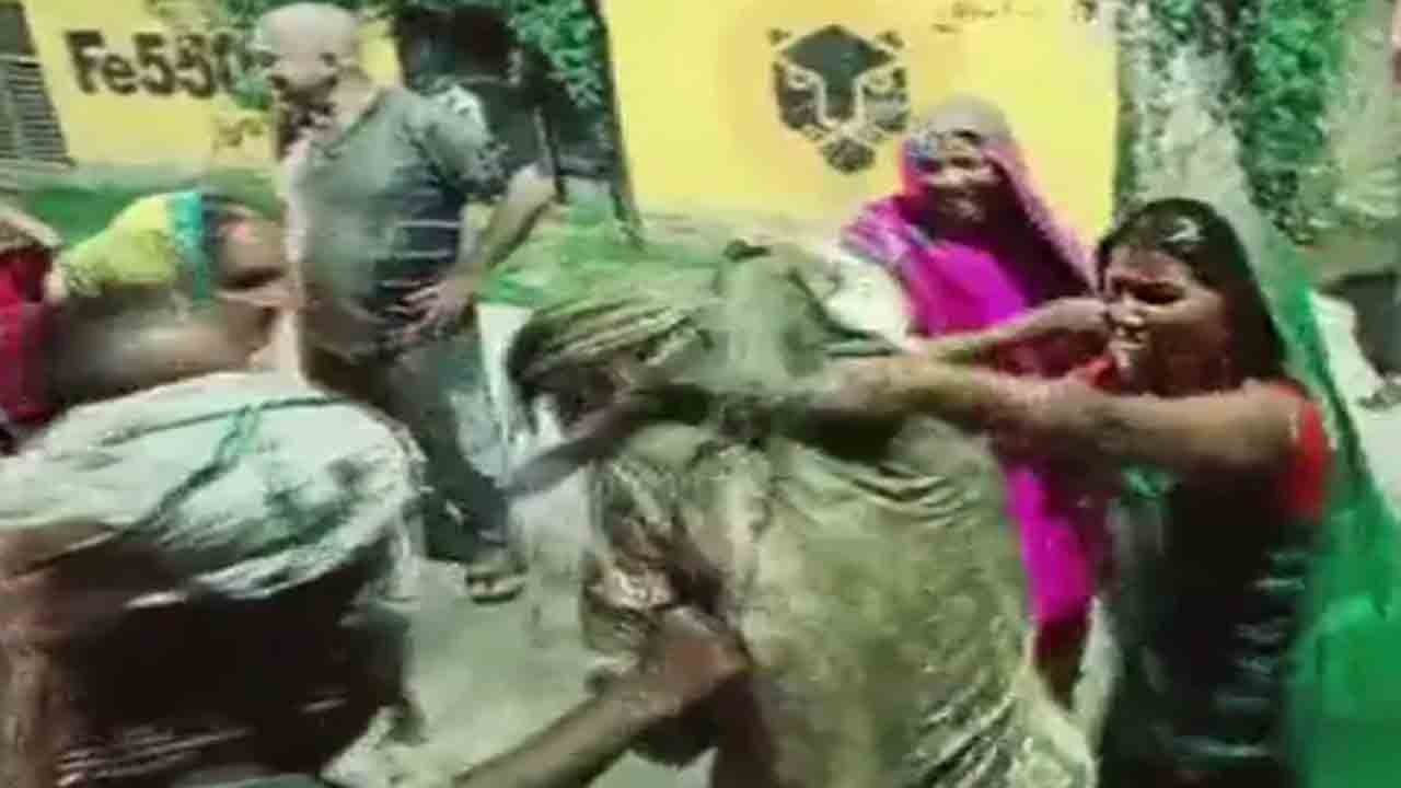 WATCH: బీజేపీ ఎమ్మెల్యేపై బురద చల్లిన మహిళలు… ఎందుకంటే?