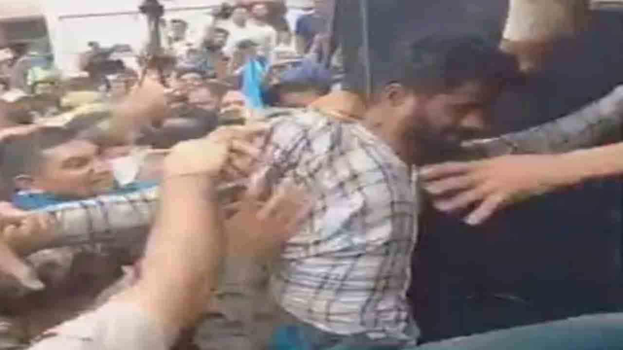 Video: ఉదయ్‌పూర్ కిల్లర్స్‌పై కోర్టు వద్ద దాడి… నిందితుల దుస్తులు చింపేసిన జనం