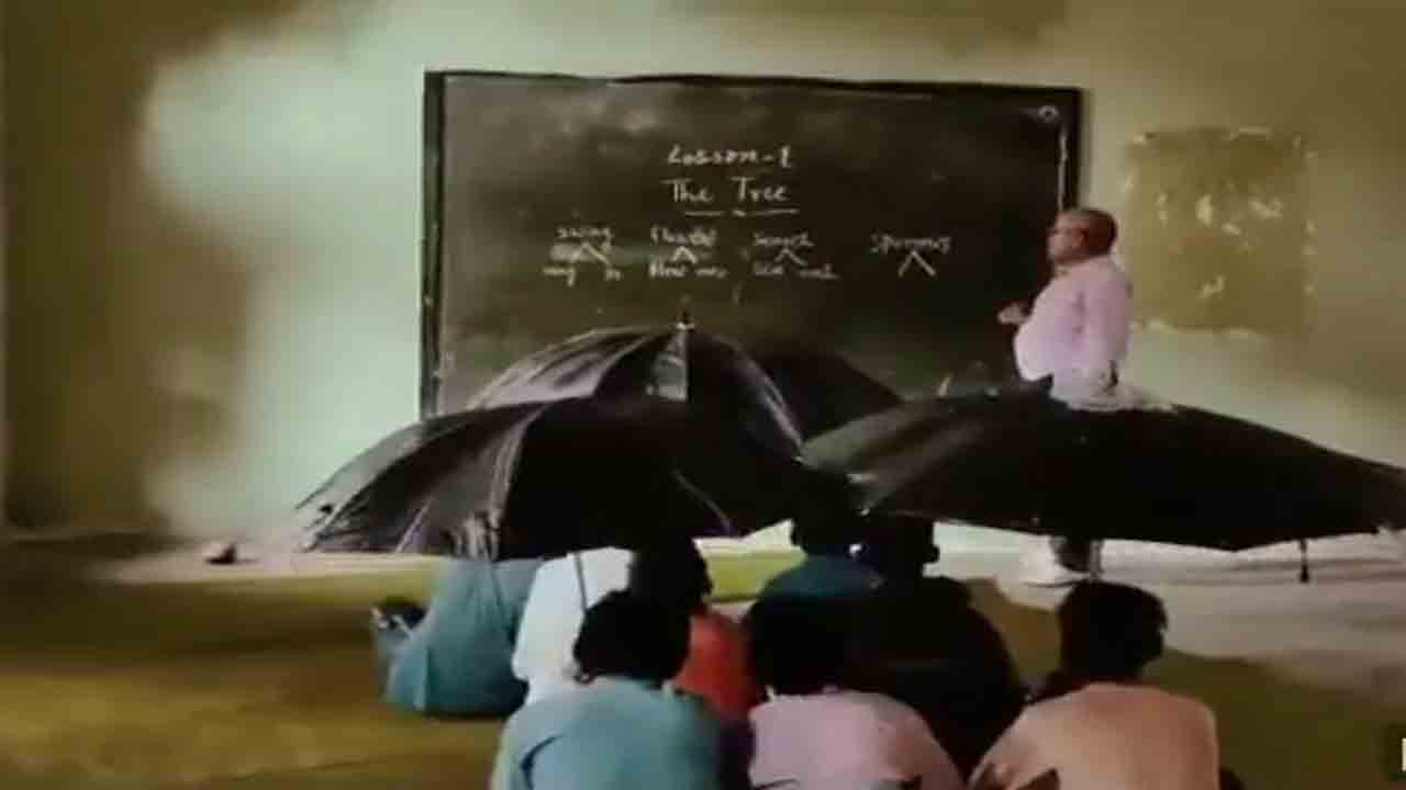 Watch: గొడుగులు పట్టుకుని క్లాస్‌లో పాఠాలు వింటున్న విద్యార్థులు… ఎక్కడంటే?