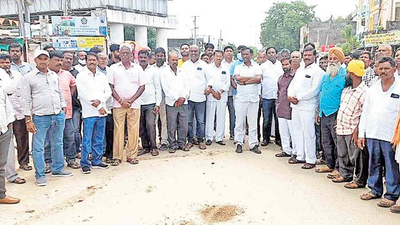 వంతెన నిర్మాణ పనుల్లో వేగం పెంచాలి