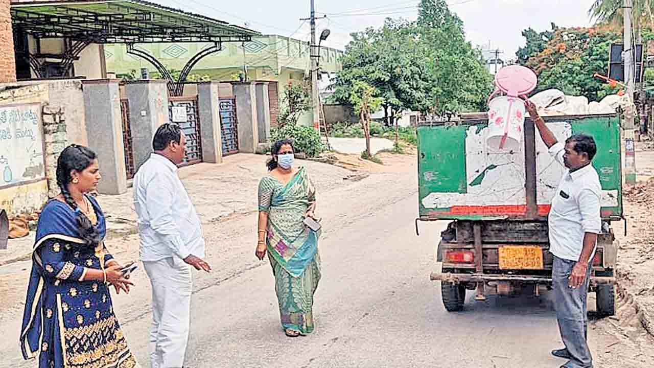 చెత్తను స్వచ్ఛ వాహనాలకు అందించాలి